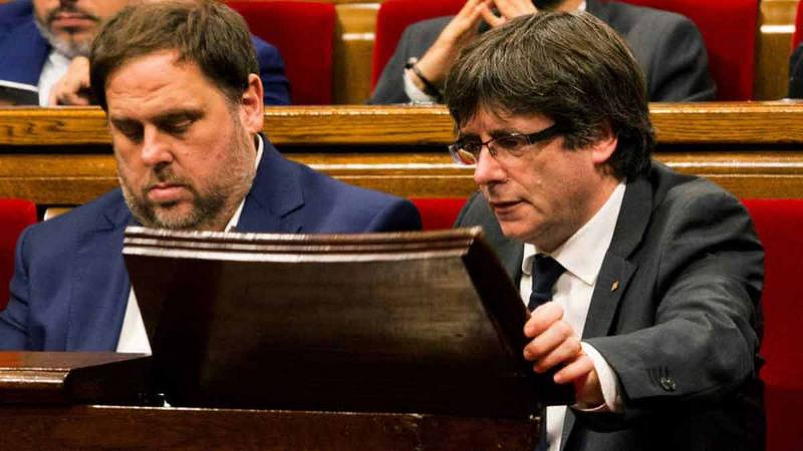 Carles Puigdemont y Oriol Junqueras, en el Parlament catalán, en julio de 2017