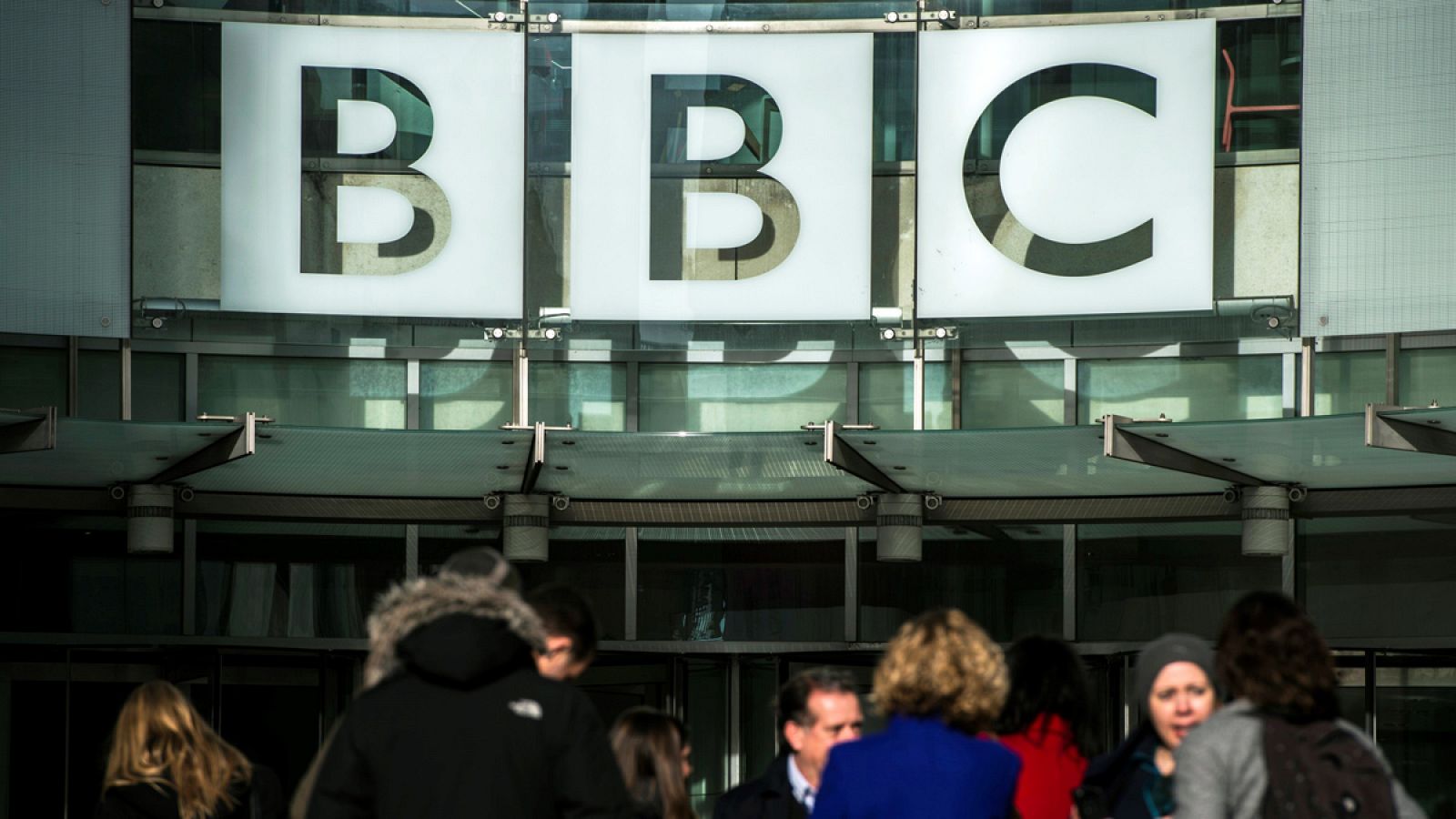 Fachada de la sede de la BBC en Londres, Reino Unido.