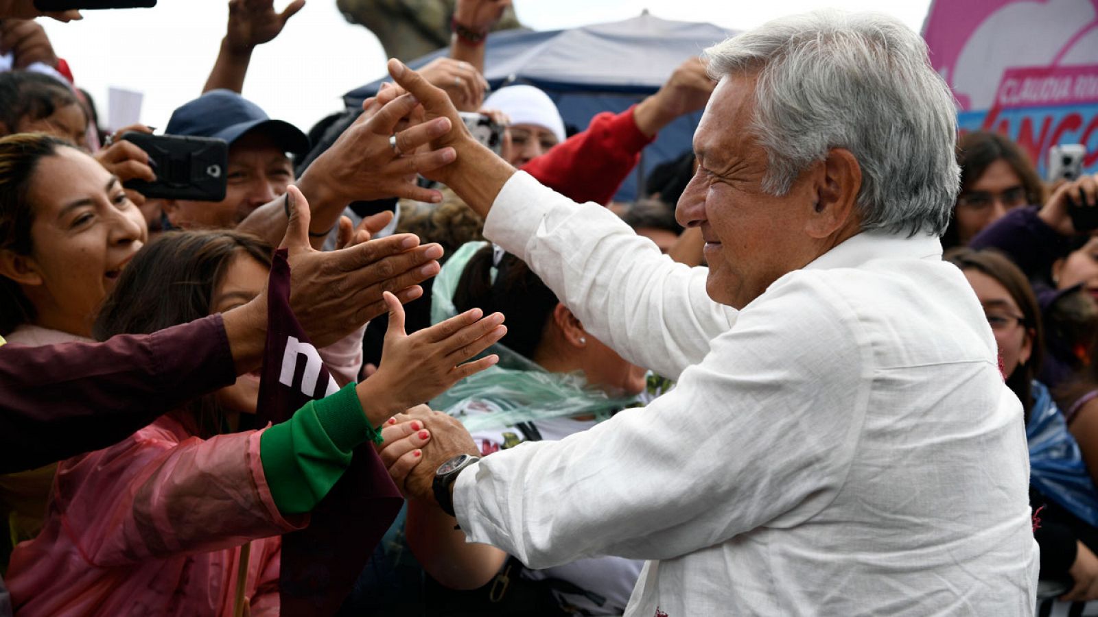 Andrés Manuel Lopez Obrador saluda a sus seguidores en un mítin en Puebla.