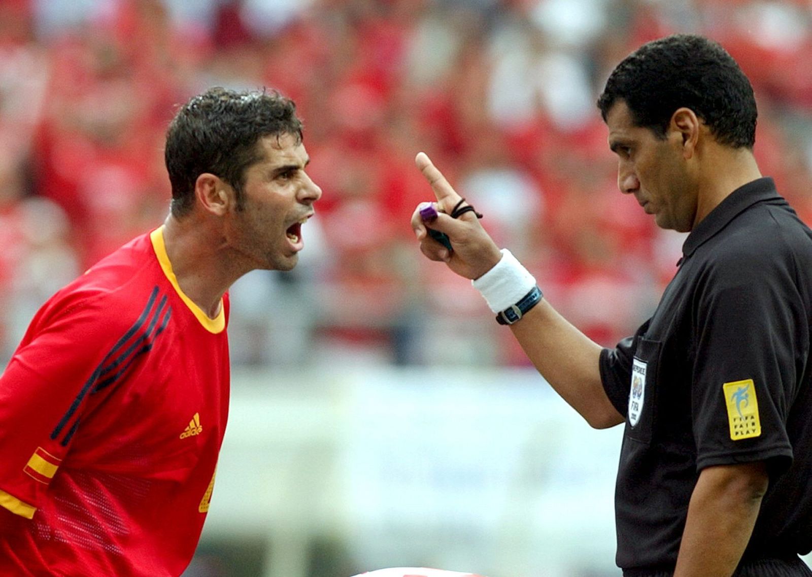 El por entonces capitán de la selección española, Fernando Hierro, protestaba una decisión del egipcio Gamal Al Ghandour.