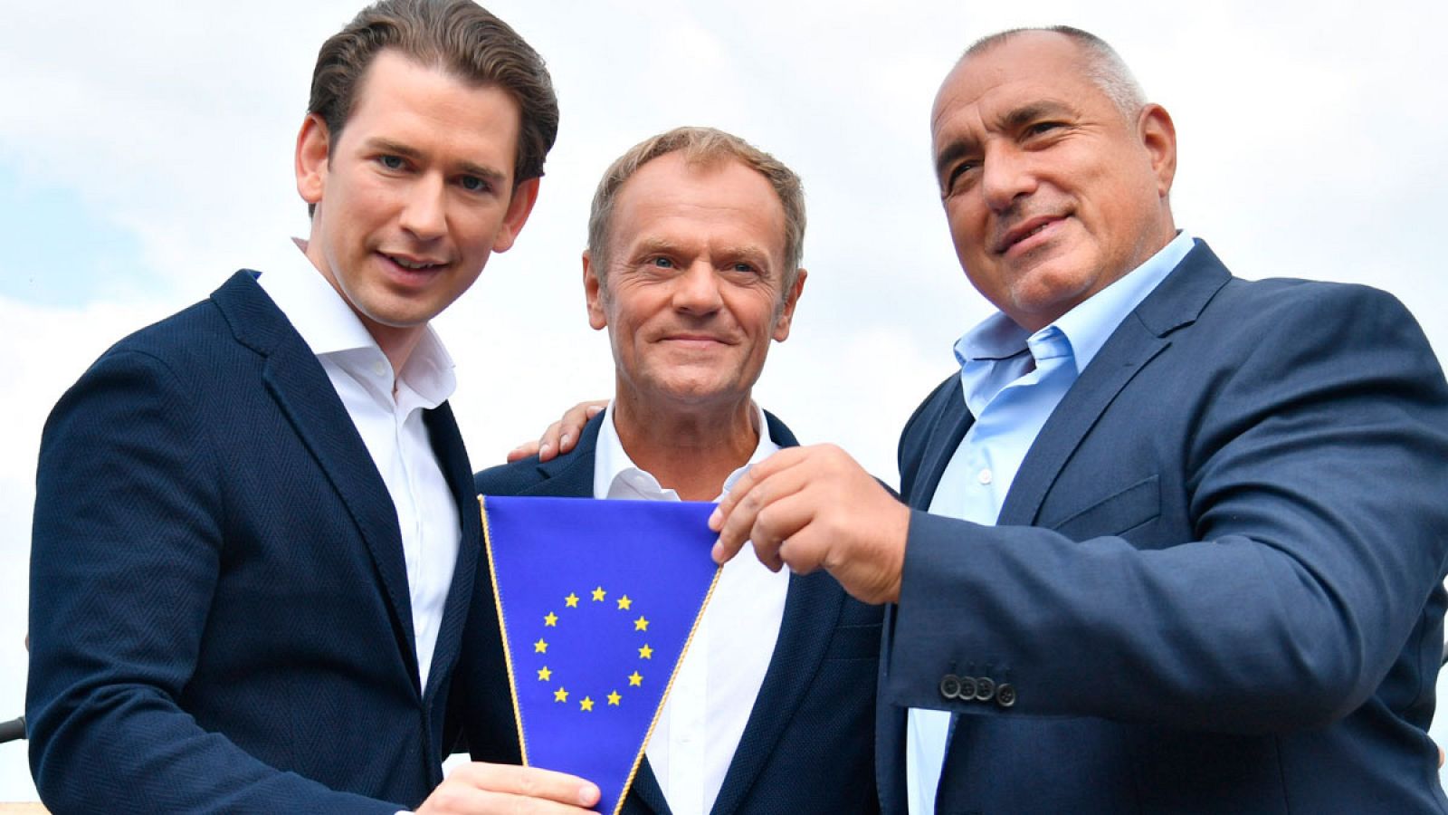 El canciller austríaco Sebastian Kurz (i), el presidente del Consejo Europeo, Donald Tusk (centro), y el primer ministro búlgaro, Boyko Borisov