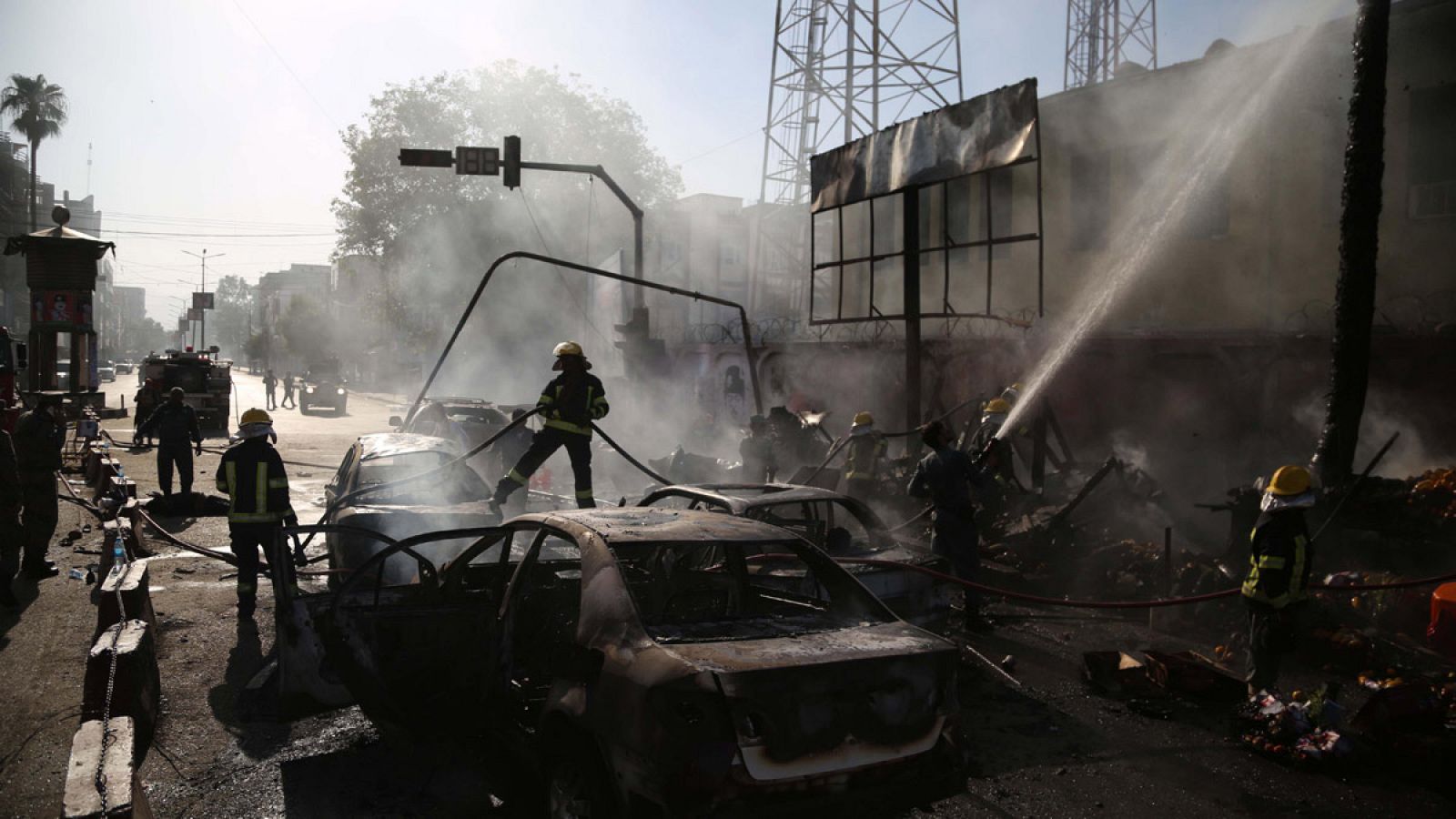 Los bomberos trabajan en el lugar del atentado, en Jalalabad