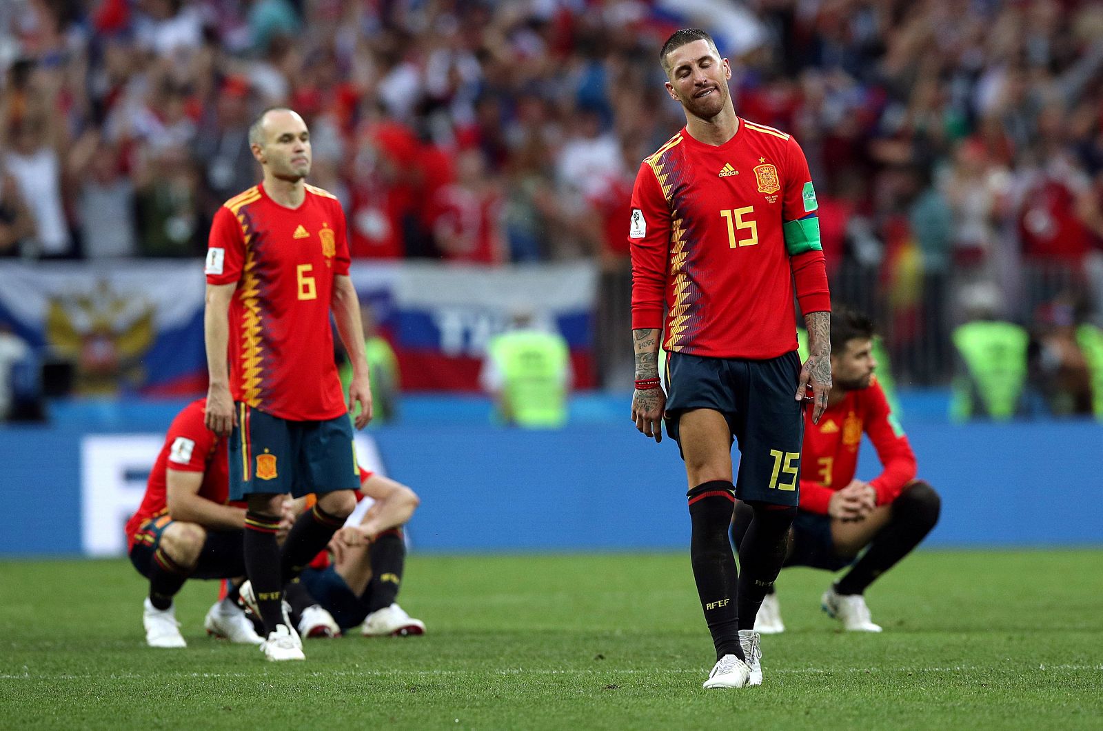 Ramos e Iniesta tras quedar eliminados ante Rusia en los octavos del Mundial 2018.