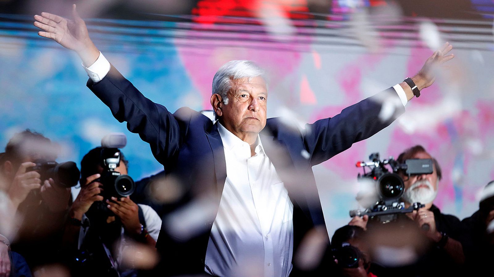 Andrés Manuel López Obrador celebra su victoria en las elecciones de México