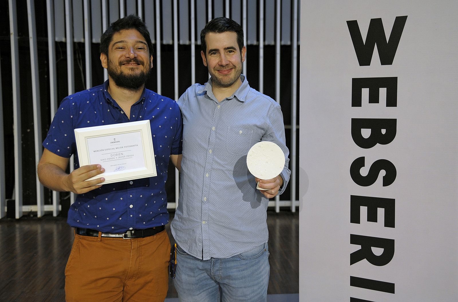Alberto Fernandez y Javier Prada, recogiendo el premio