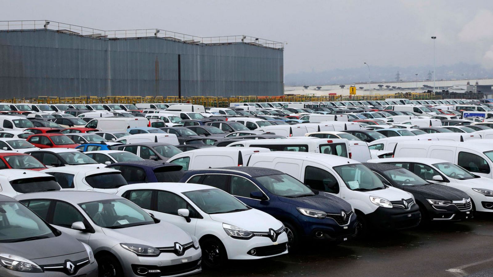 Vehículos de Renault aparcados en el almacén exterior de una de sus plantas de fabricación en Francia