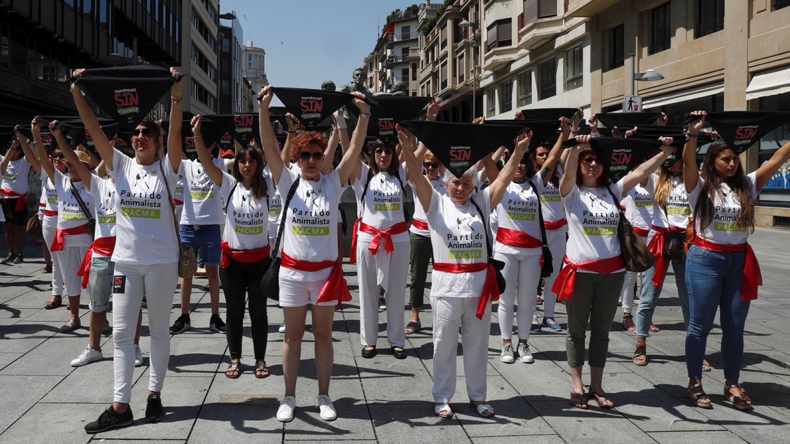 Un centenar de miembros del Partido Animalista PACMA se han concentrado ante el monumento al encierro de Pamplona para reivindicar unos sanfermines "sin violencia" tanto para los toros como para las mujeres.