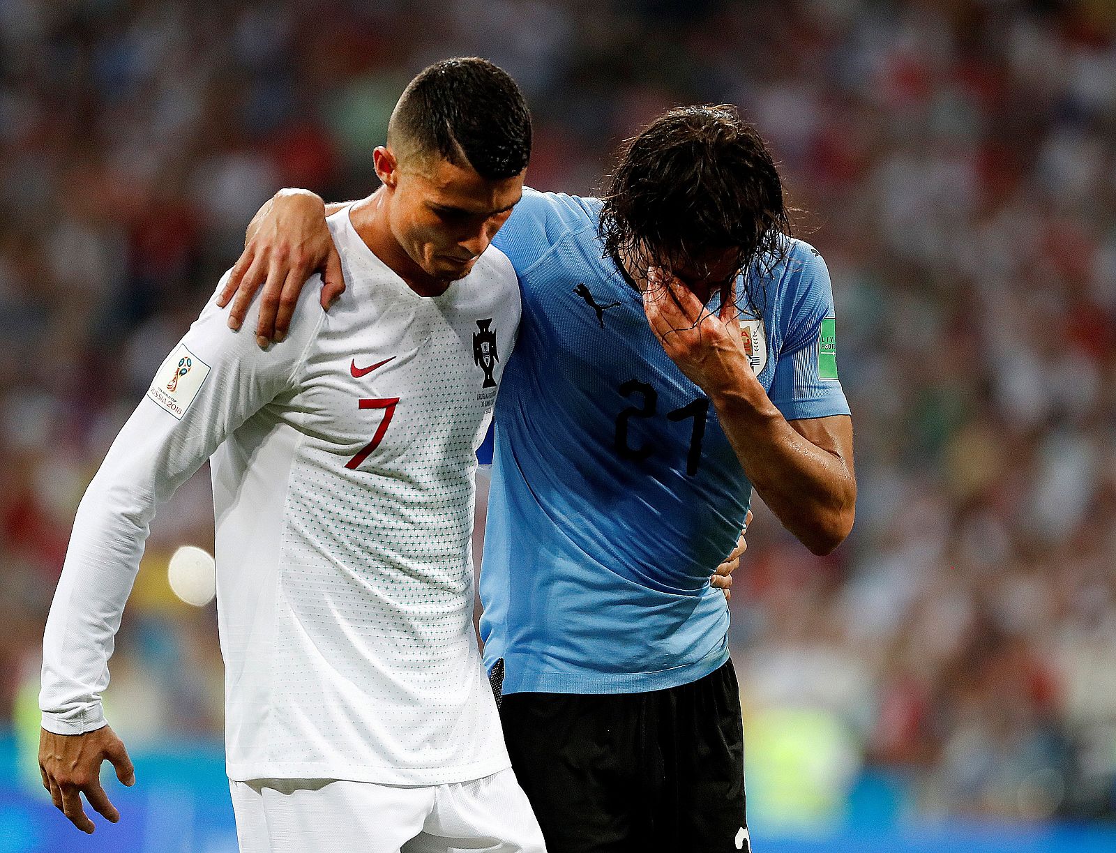 Cavani es ayudado por Cristiano Ronaldo en el Uruguay - Portugal de octavos.