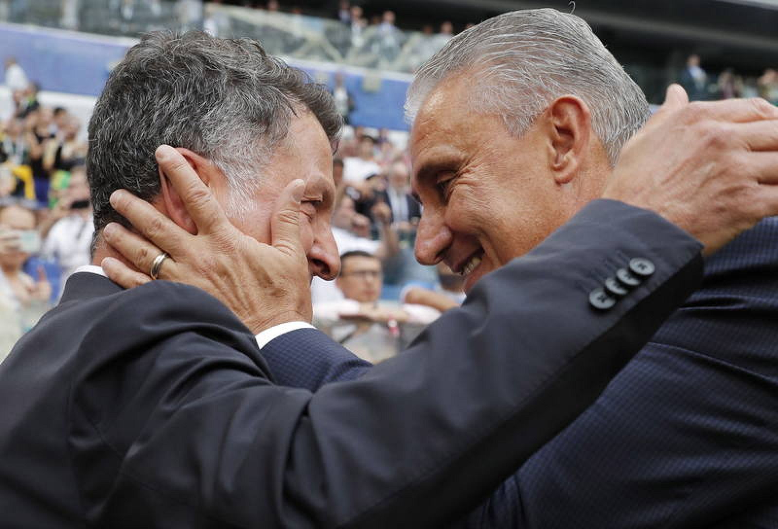 Osorio (i) y Tite sa saludan antes del partido.