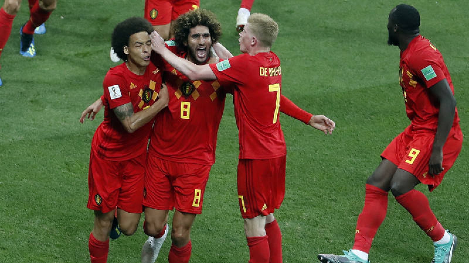 Los jugadores de la selección de Bélgica celebran uno de los tres goles ante Japón.