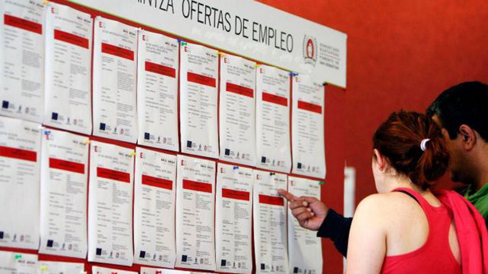 Dos jóvenes observan ofertas de empleo en una oficina de empleo en Aragón