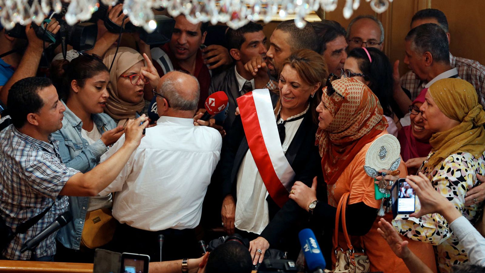 Souad Abderrahim posa ante los medios de comunicación tras ser elegida alcaldesa de Túnez.