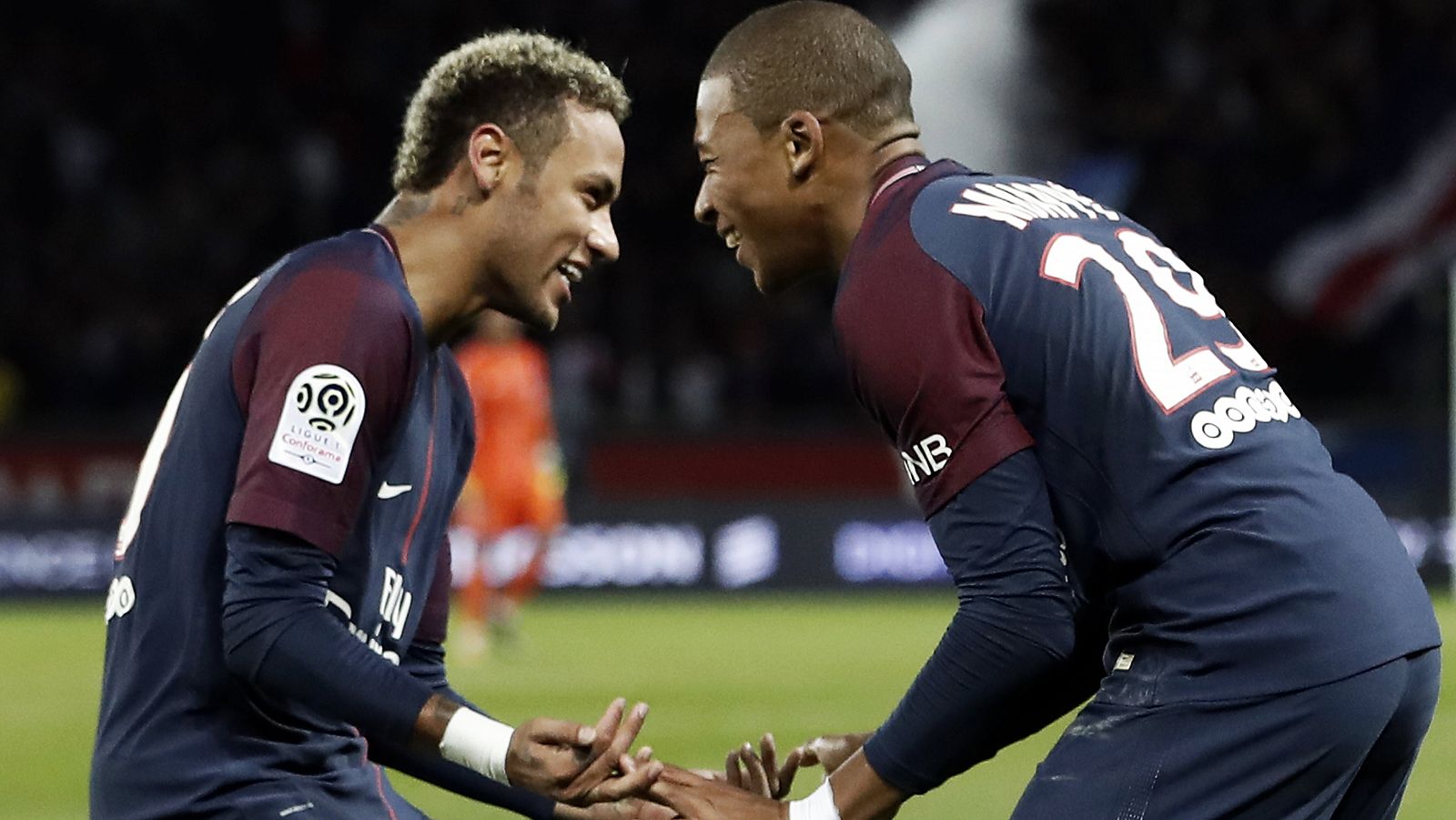 Neymar y Mbappé, cuyo fichaje por el PSG hizo saltar las sospechas del 'juego limpio' financiero.