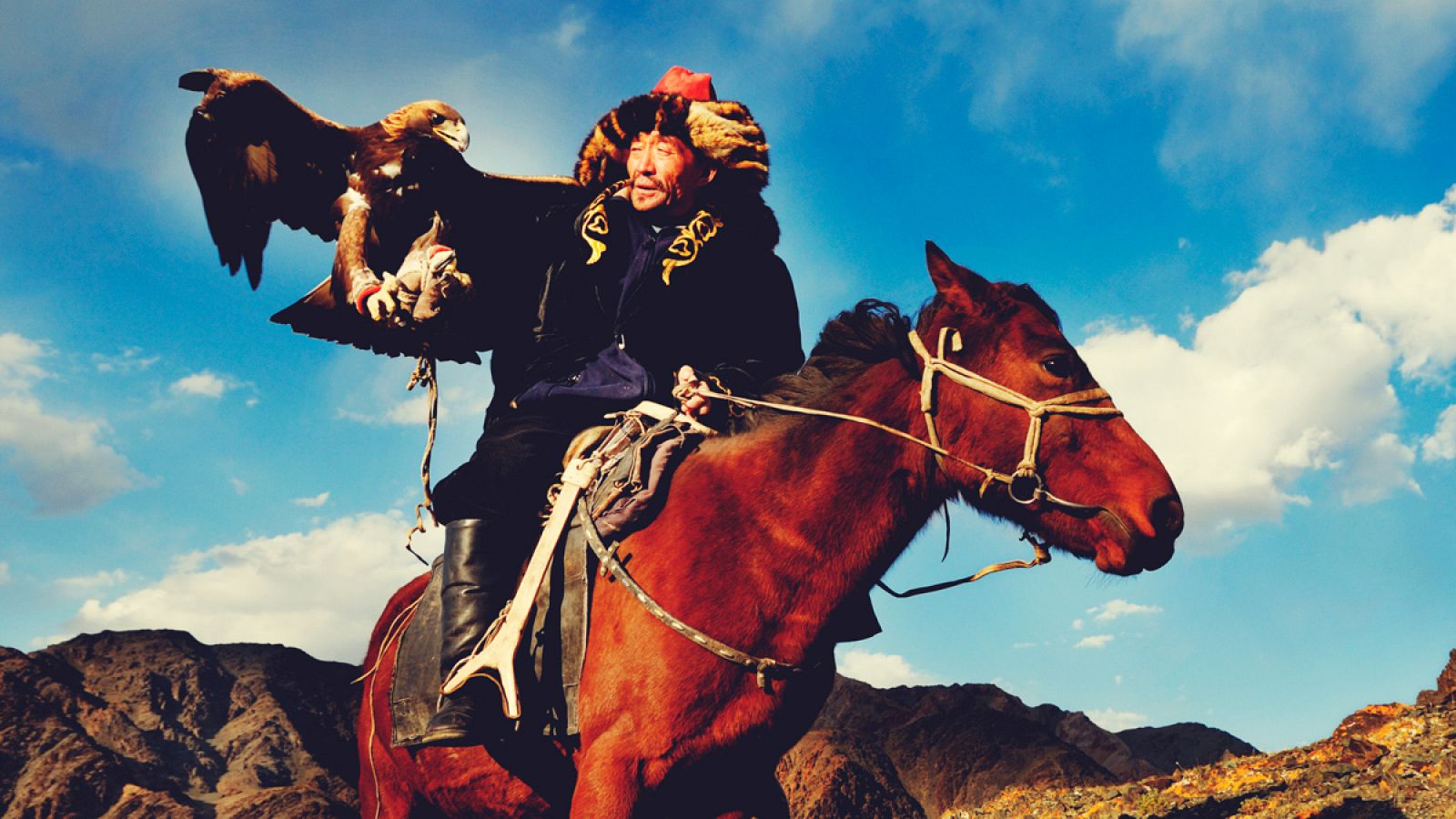 Imagen de un cazador de águila nómada mongol en su caballo.
