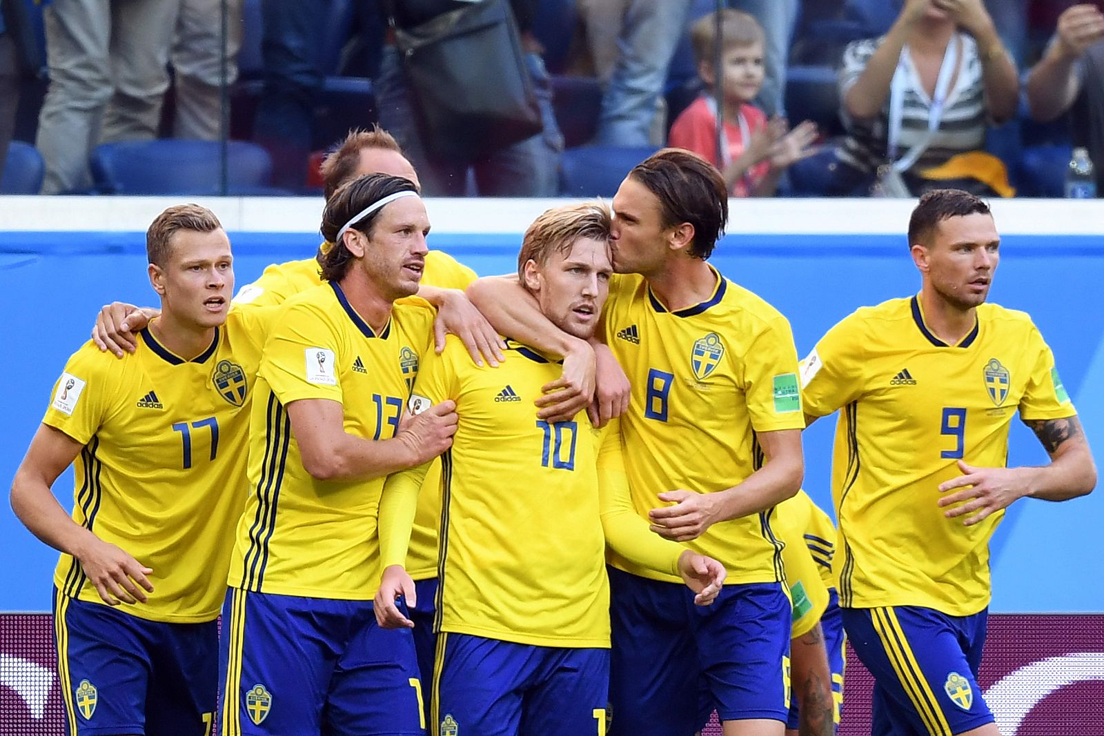 Los jugadores suecos felicitan a Forsberg por el primer gol del partido frente a Suiza.