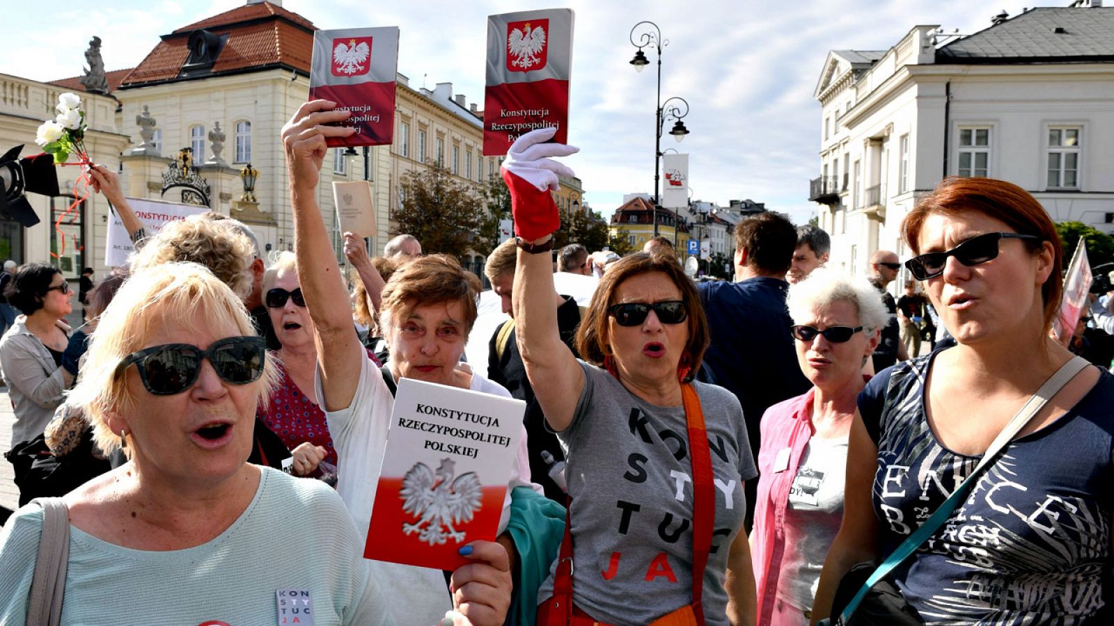 Varios manifestantes protestan en Varsovia enarbolando la Consitución polaca contra la reforma judicial del Gobierno