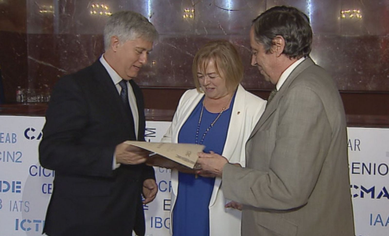 El director y presentador del programa, Pere Buhigas, recibió el premio de manos de la presidenta del CSIC, Rosa Menéndez.