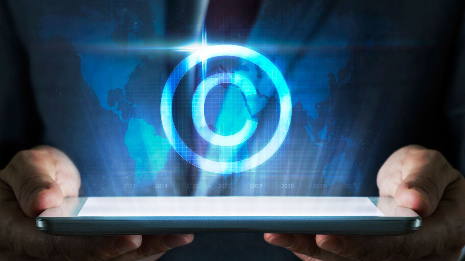 Símbolo de los derechos de autor o 'copyright' sobre un dispositivo electrónico