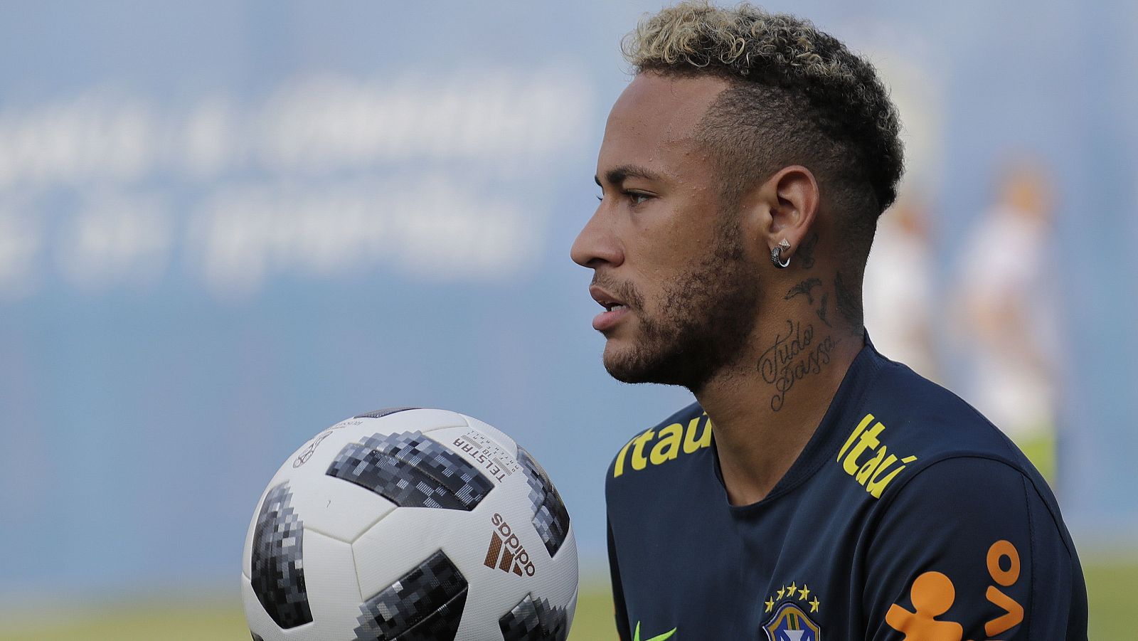 El jugador de Brasil, Neymar, durante un entrenamiento del equipo, en Sochi (Rusia).