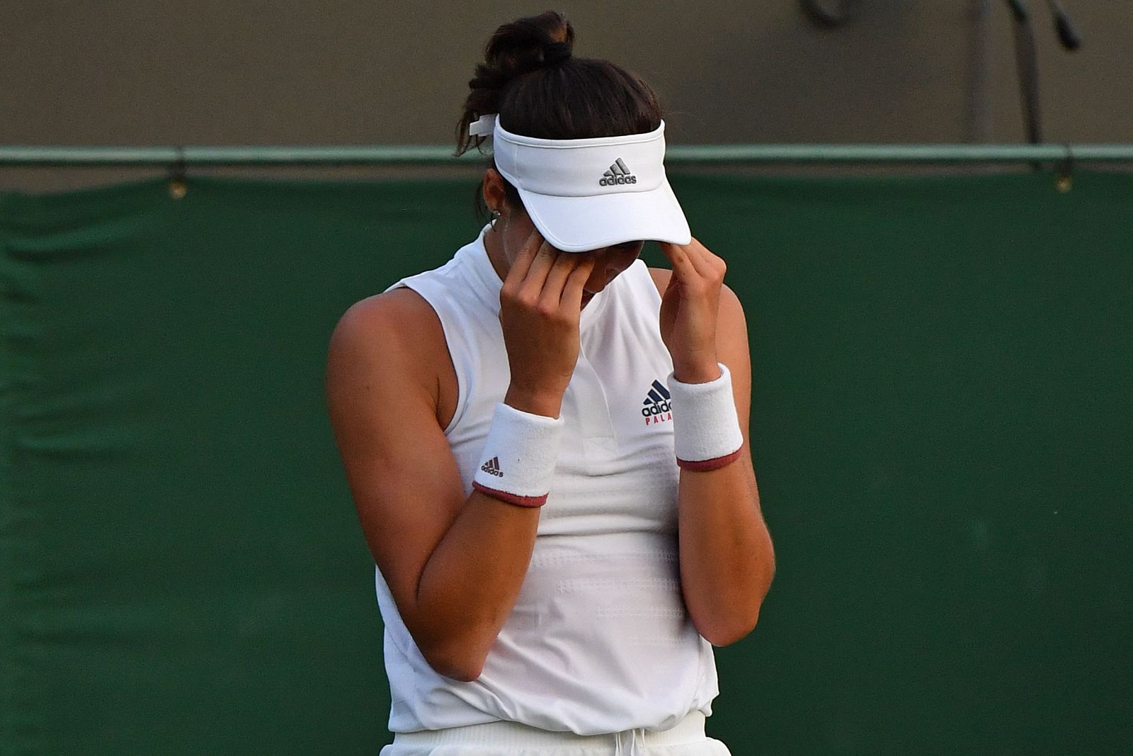 La española Garbiñe Muguruza se lamenta tras caer eliminada en Wimbledon 2018.