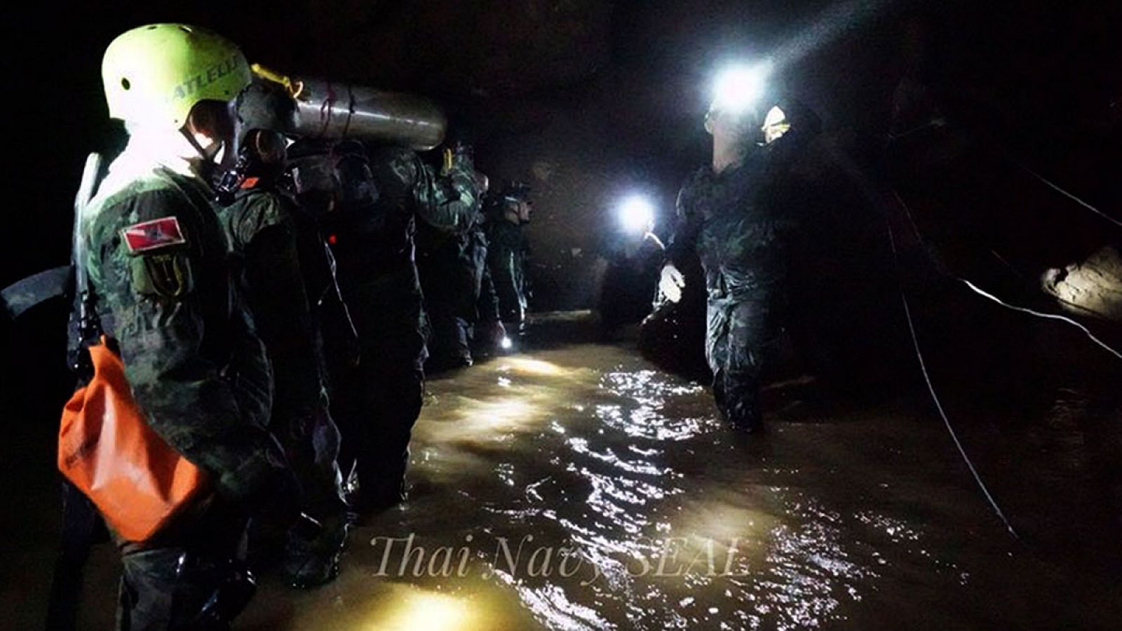 Fotografía cedida por la marina tailandesa que muestra personal militar tailandés mientras transportan materiales durante las operaciones de rescate.