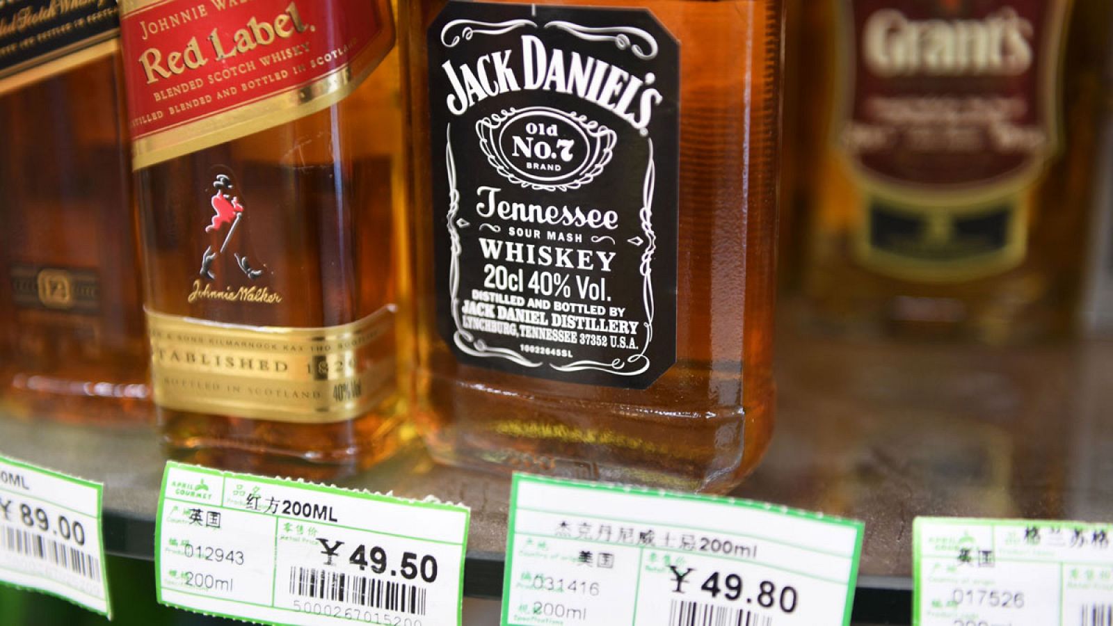 Botellas de varias marcas de whisky estadounidense en un supermercado de Pekín