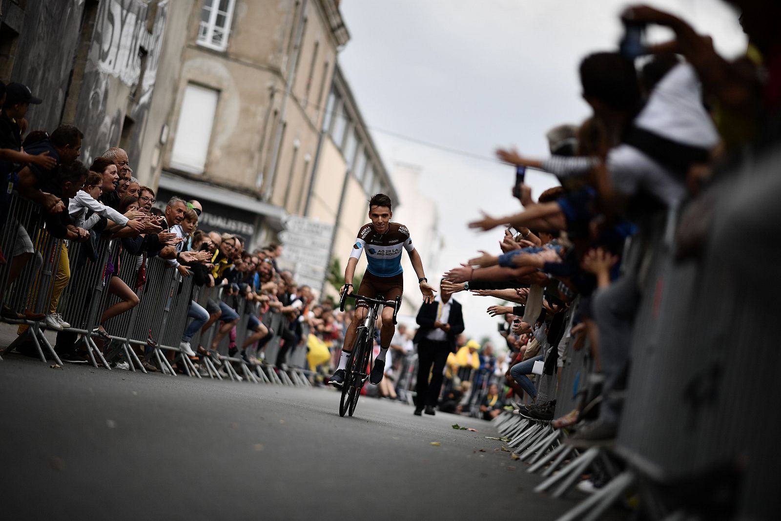Espectadores franceses reciben al ciclista galo Romain Bardet antes de la presentación del Tour de Francia 2018.