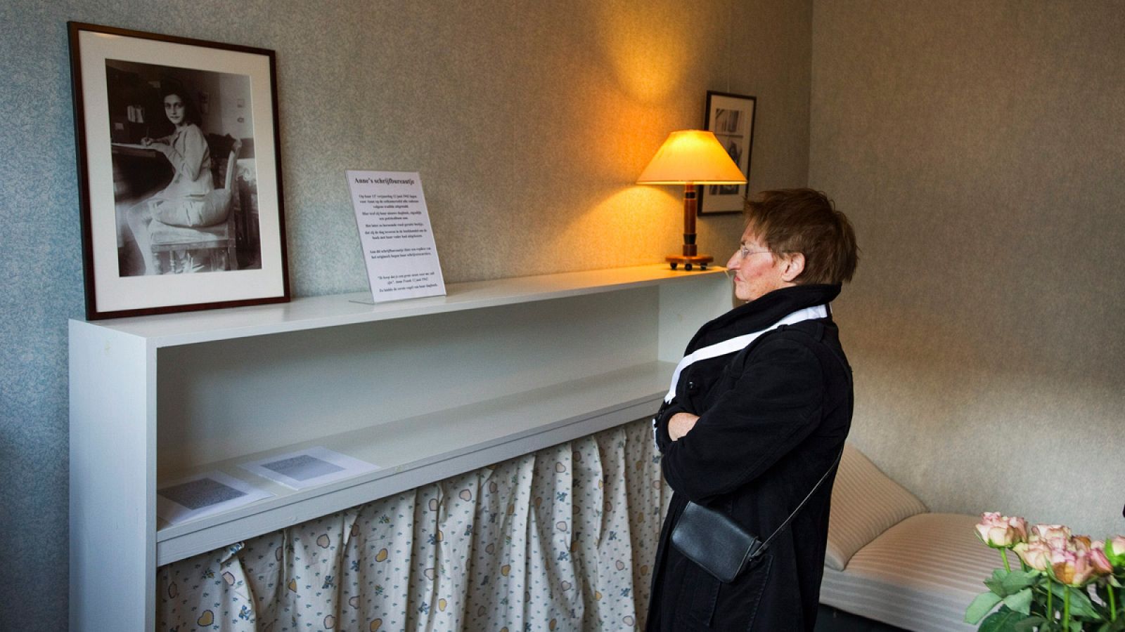Una mujer observa una fotografía de Ana Frank en la Casa Museo de Amsterdam