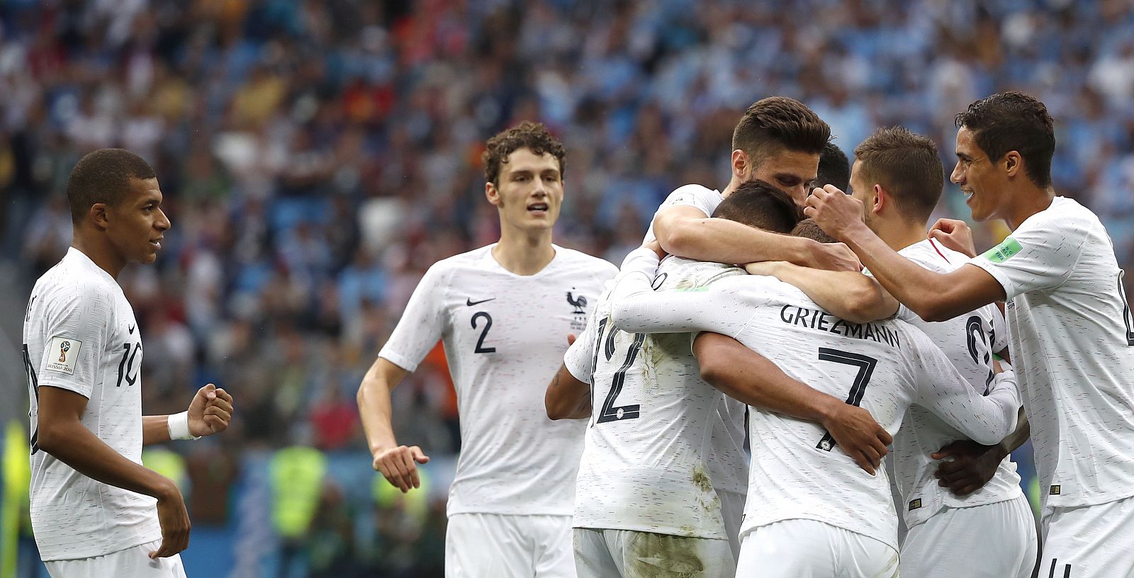 Los jugadres de la selección de Francia celebran el gol de Varane sobre Uruguay en el Mundial de Rusia.