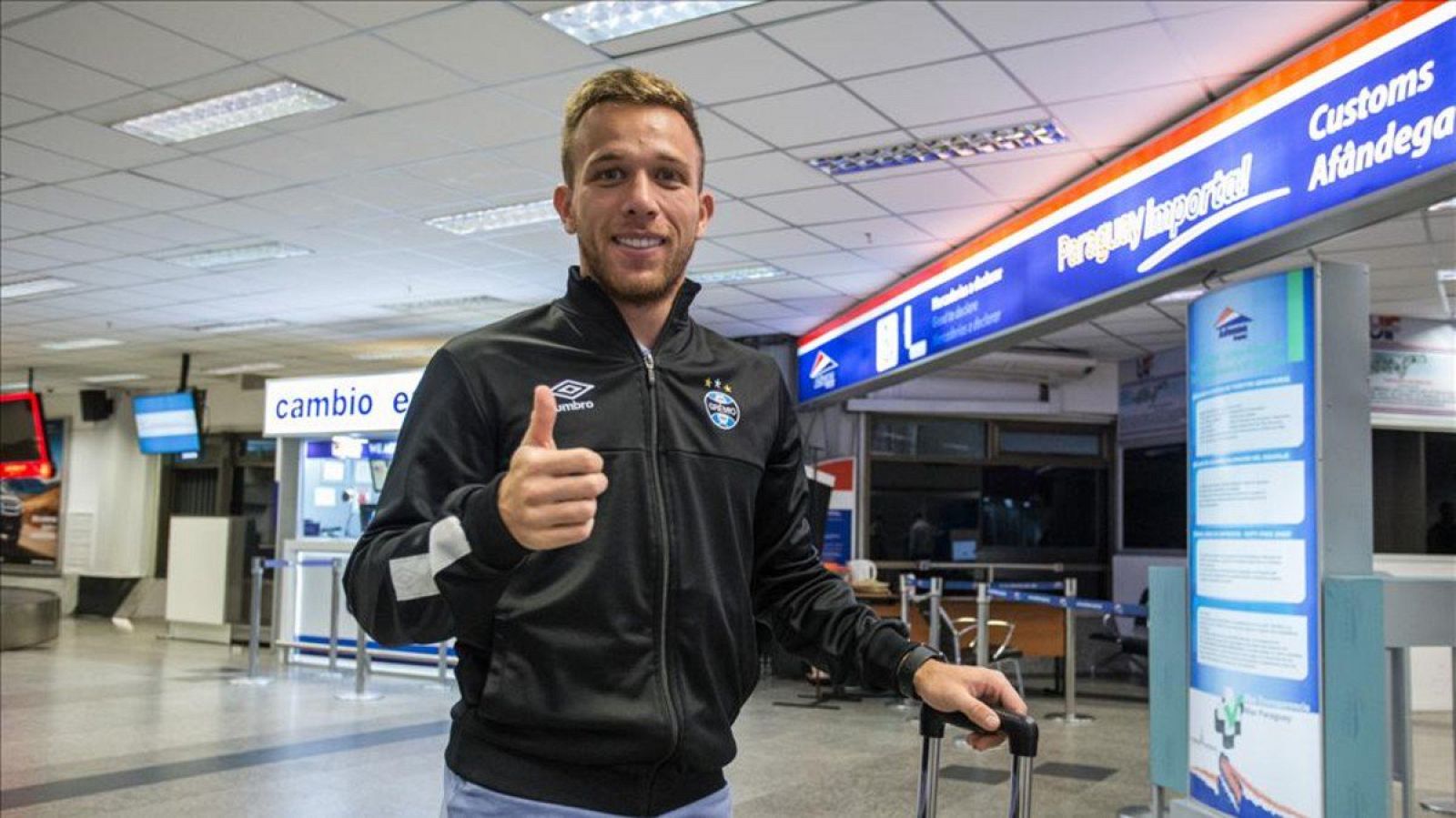 Imagen del centrocampista brasileño Arthur en el aeropuerto.