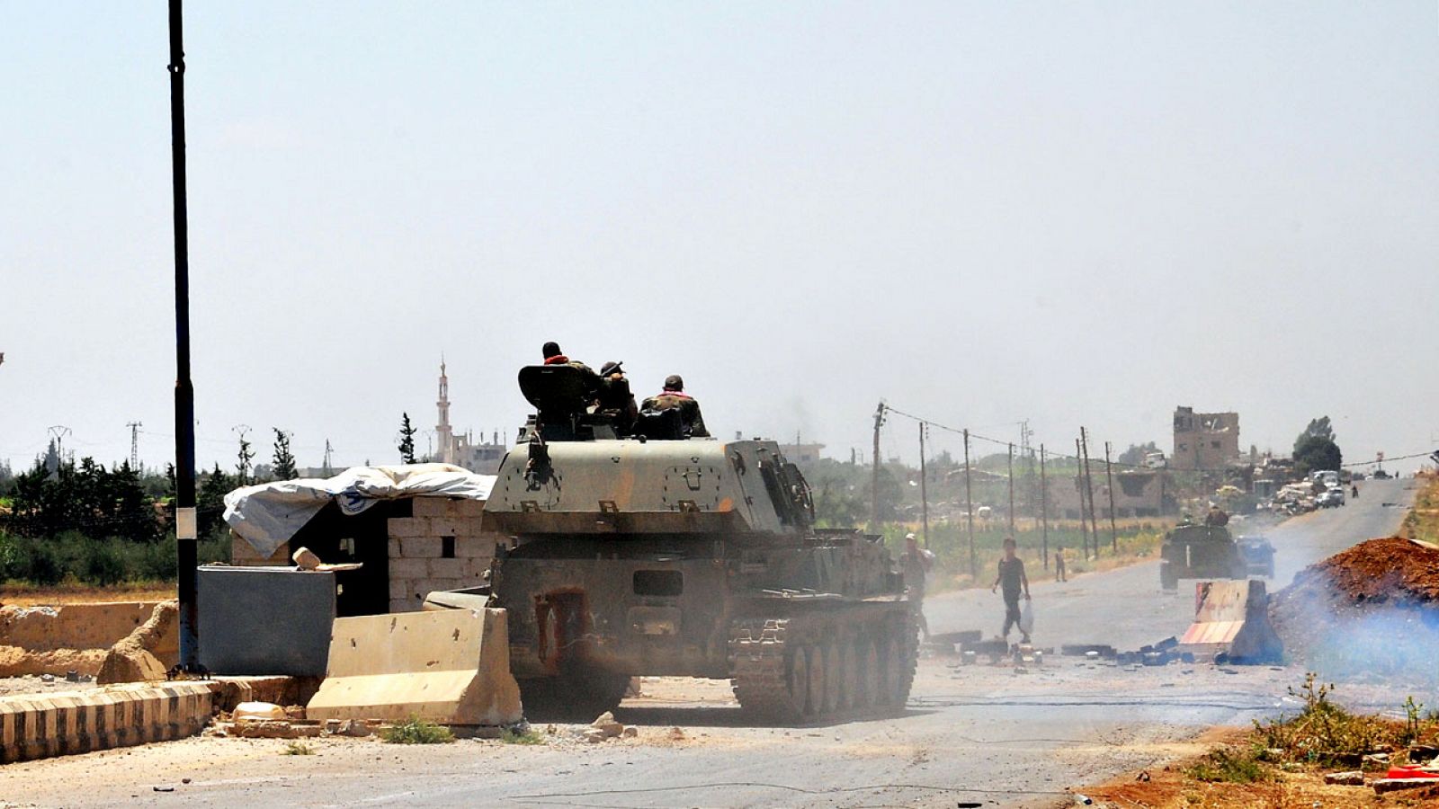 Las fuerzas gubernamentales de Siria entran en la ciudad de Deraa, tras la rendición de los rebeldes