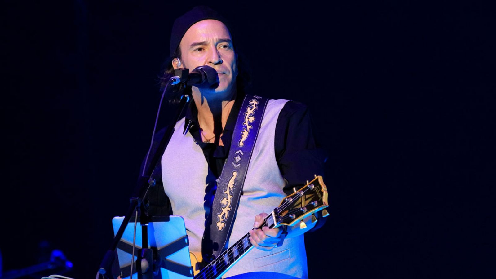 Álvaro Urquijo, líder de Los Secretos, durante el concierto que el grupo ha ofrecido este viernes, 6 de julio de 2018, en el Wizink Center, en Madrid.