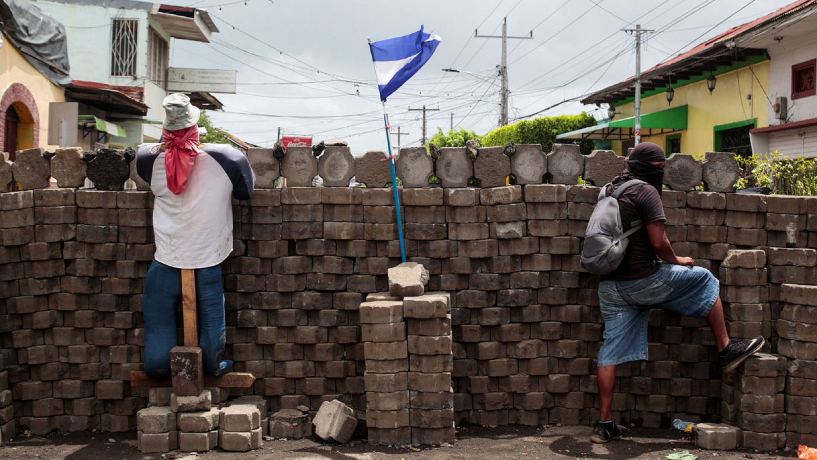 Imagen de unos manifestantes tras una barricada en Masaya, Nicaragua.