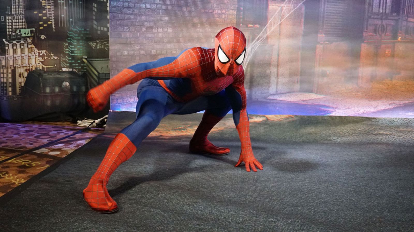 Fotografía que muestra a un hombre disfrazado de Spiderman posando en el crucero "Disney Magic" durante el "Marvel Day at Sea".