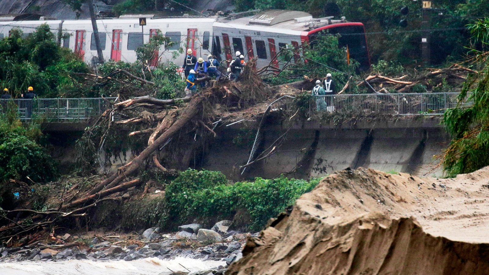 Un tren ha descarrilado por un corrimiento de tierras provocado por las fuertes lluvias