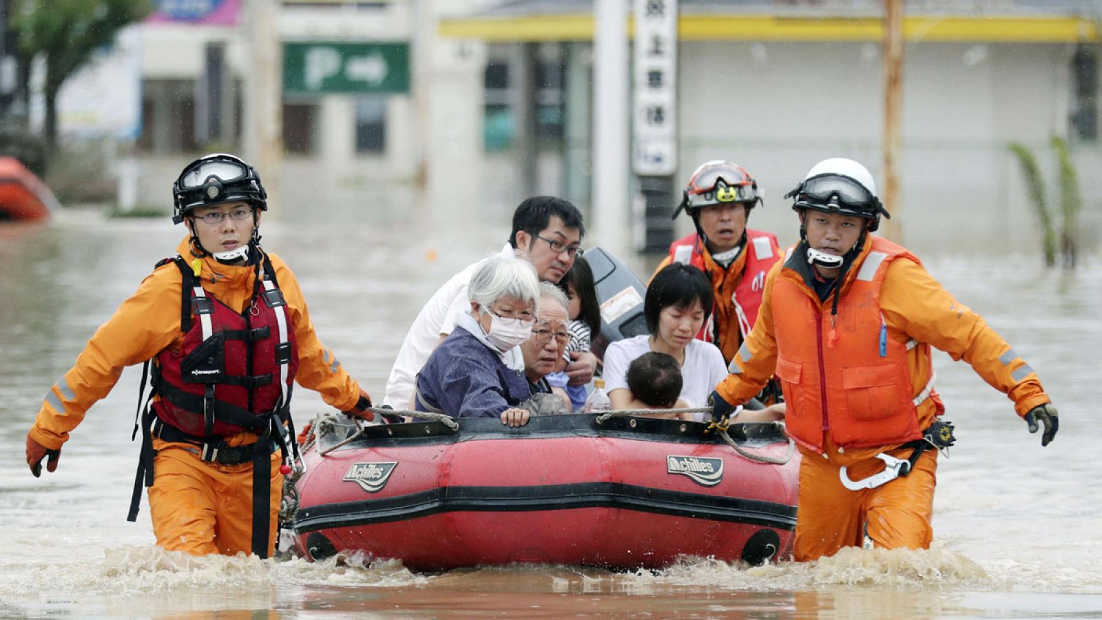 Personas siendo rescatadas en una lancha en Okayama (Japón).