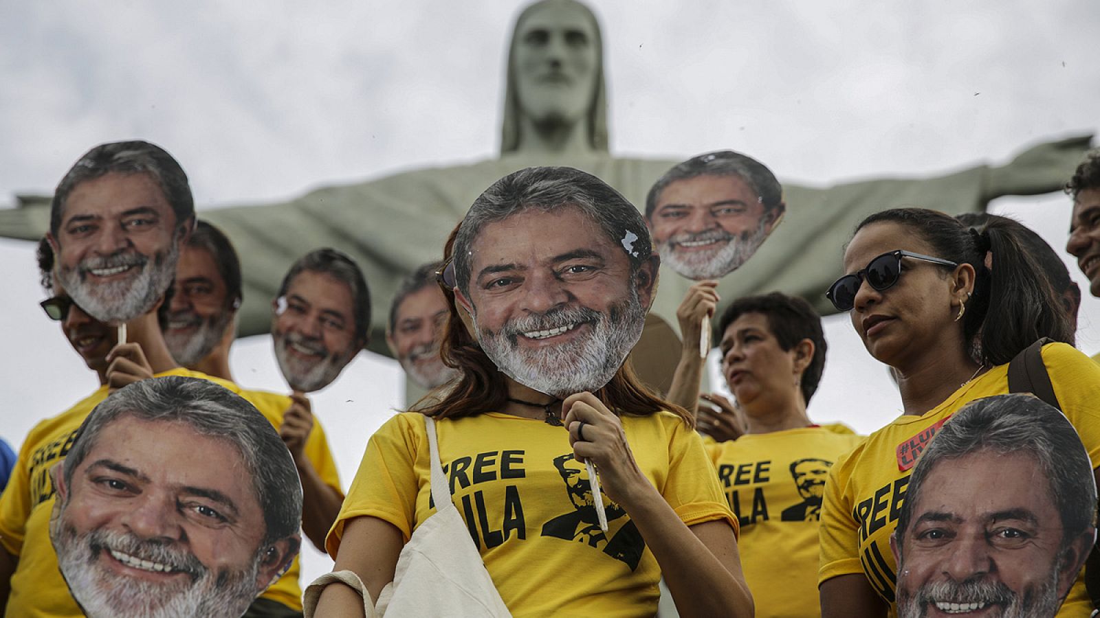 Seguidores de Luiz Inácio Lula da Silva usan máscaras del expresidente brasilñeo en un acto donde piden su libertad