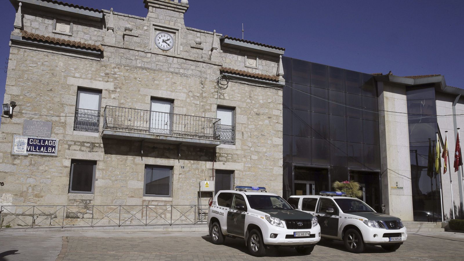Imagen de archivo de dos coches de la Guardia Civil, frente al Ayuntamiento madrileño de Collado Villalba.