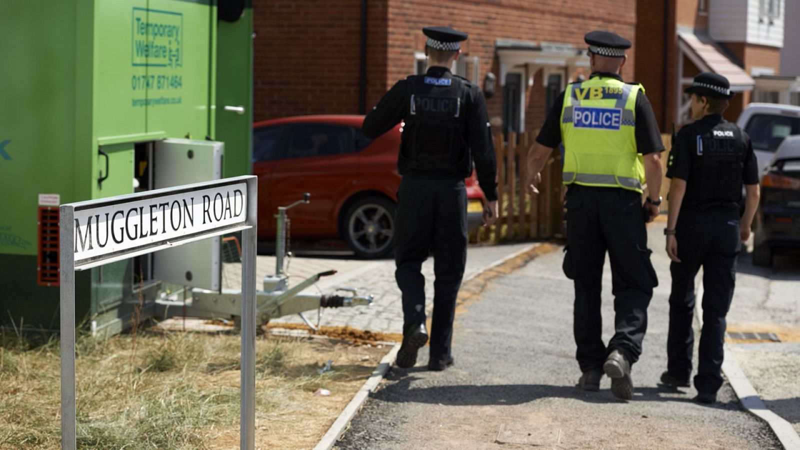 La Policía británica inspecciona una casa en Amesbury