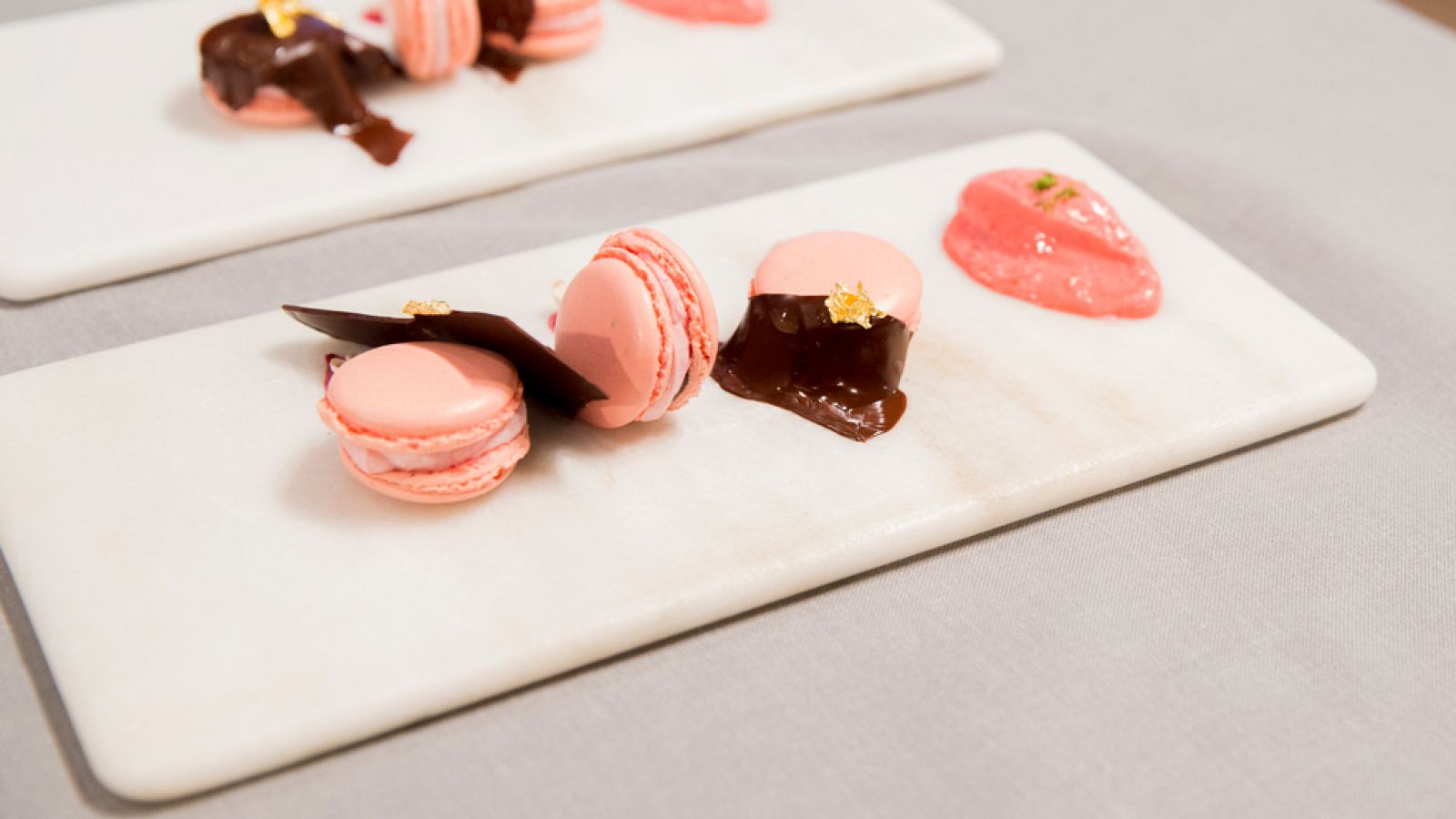 Macarons de frambuesa y chocolate con helado de frambuesa y lima