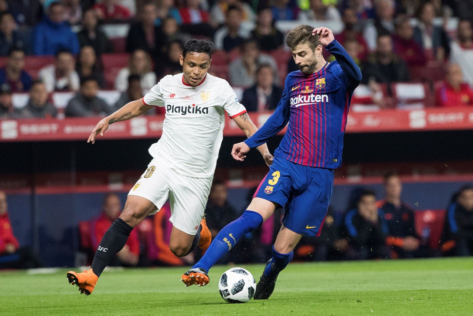 Muriel y Piqué (d) disputan un balón en la pasada final de la Copa del Rey