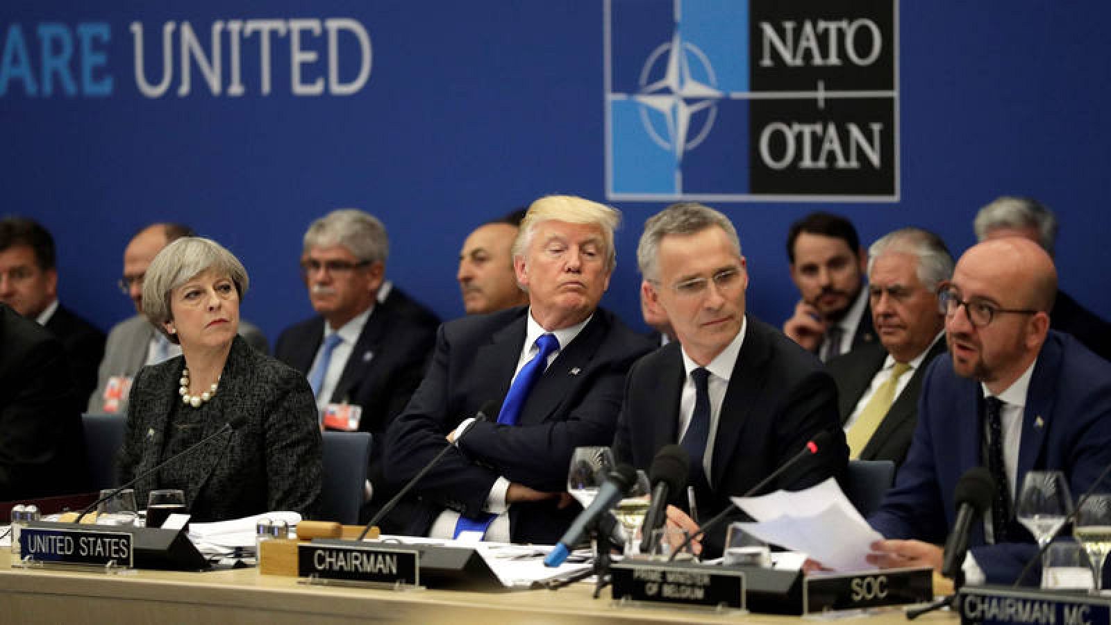 Theresa May, Donald Trump y el secretario de la OTAN, Jens Stoltenberg, en la cumbre de la organización en 2017