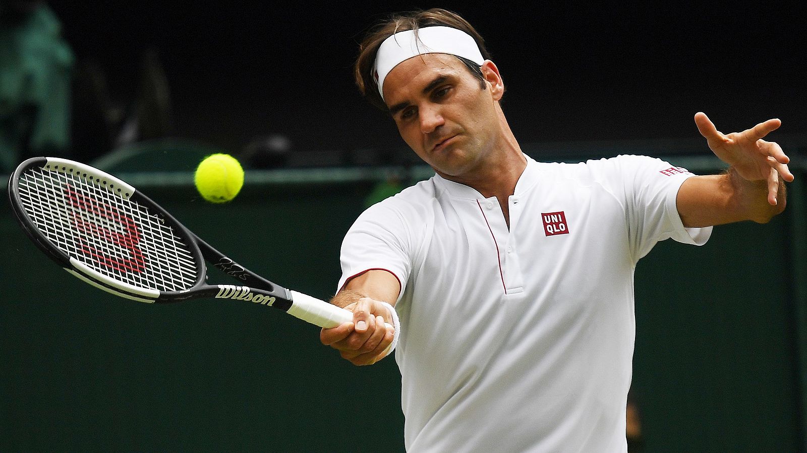 El tenista suizo Roger Federer devuelve la bola al francés Adrian Mannarino.