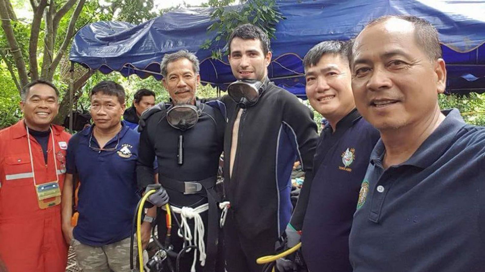 Fernando Raigal, el buzo que participa en las labores de rescate en Tailandia, en el centro de la imagen