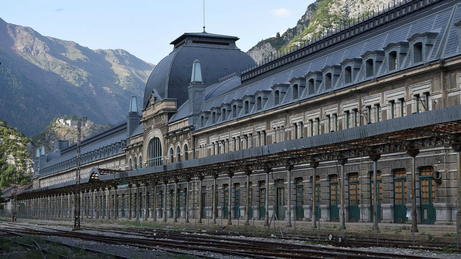 Vista de la fachada de la Estación Internacional de Canfranc