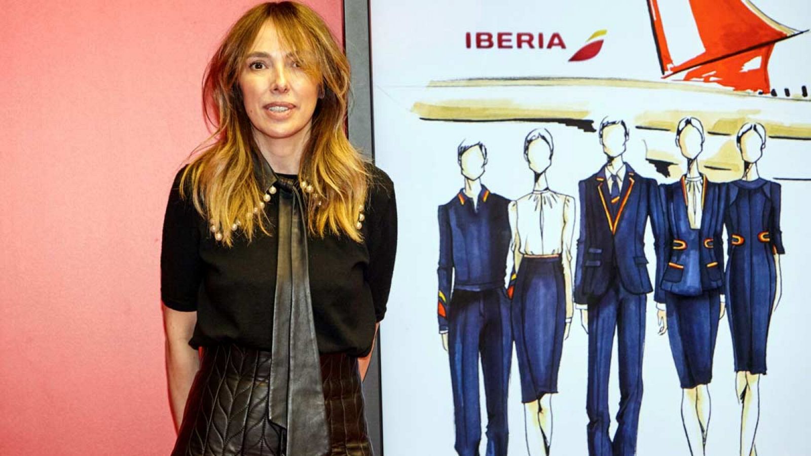 La diseñadora Teresa Helbig presenta los nuevos uniformes de Iberia.