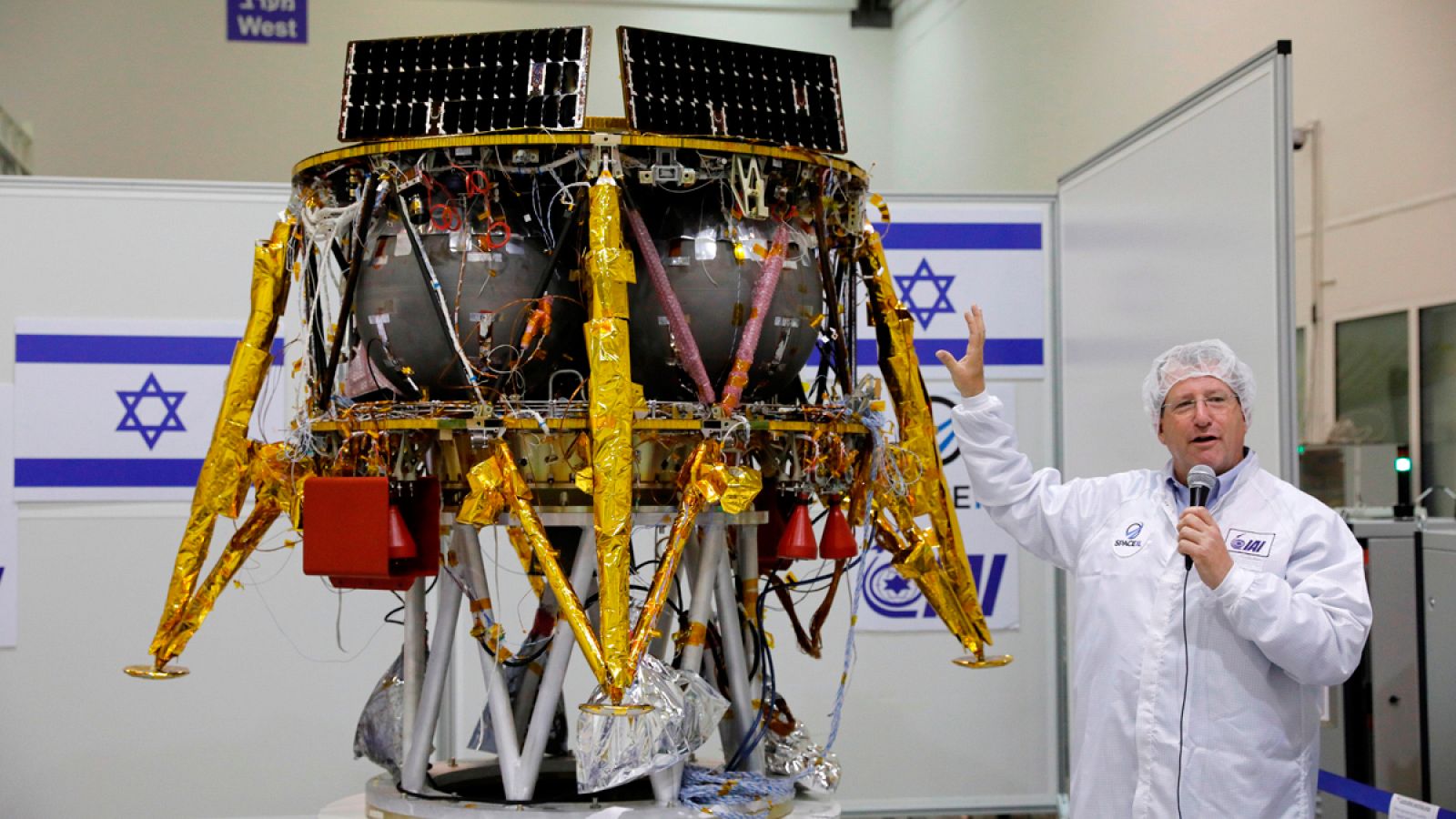 El director del Programa Industrial Aeroespacial israelí presenta la nave que quieren llevar a la Luna.