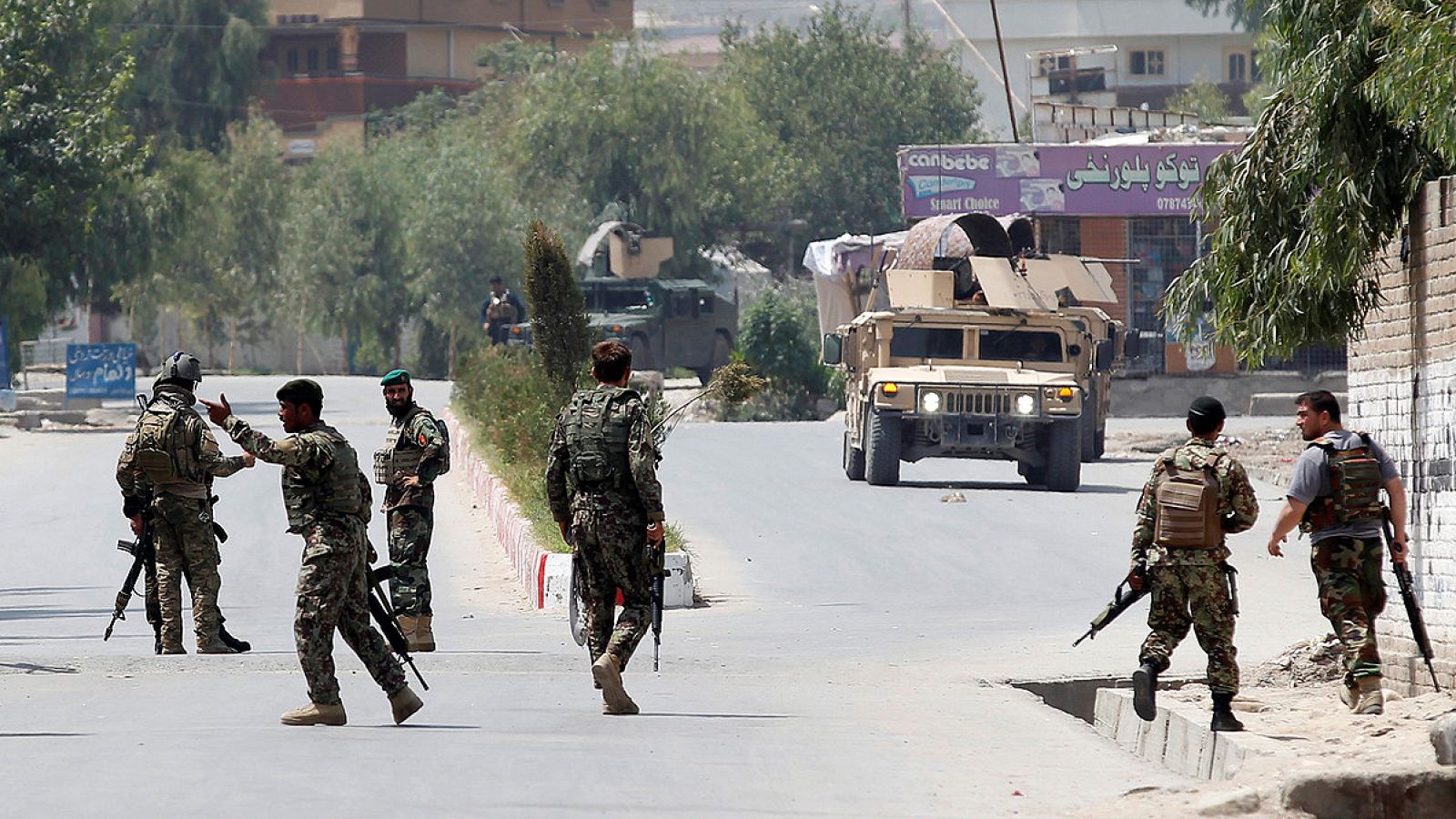Soldados afganos en el lugar del tiroteo en Jalalabad, el 11 de julio de 2018