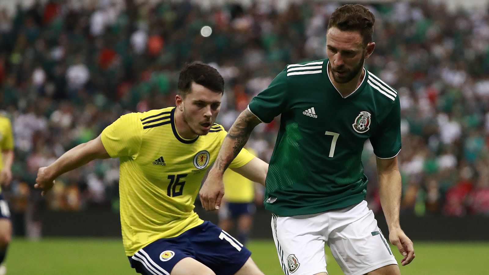 El defensa Miguel Layún, en un partido con la selección de México.