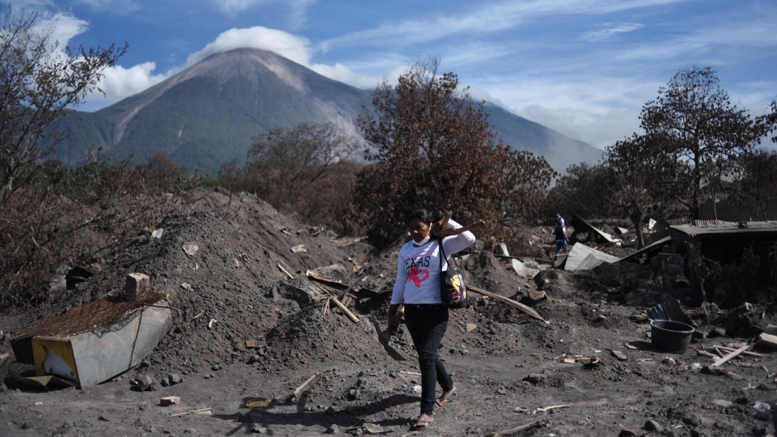 Búsqueda de supervivientes del volcán de Fuego en San Miguel Los Lotes el pasado 6 de julio